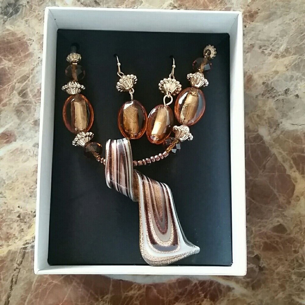 Mixit beautiful necklace/earrings set NWT